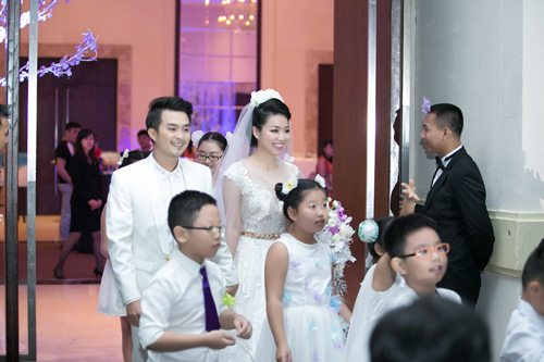 Lê Khánh hạnh phúc bên chồng trong lễ cưới tại Sài Gòn - 6