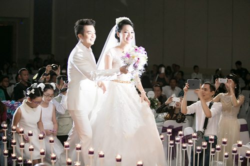 Lê Khánh hạnh phúc bên chồng trong lễ cưới tại Sài Gòn - 7